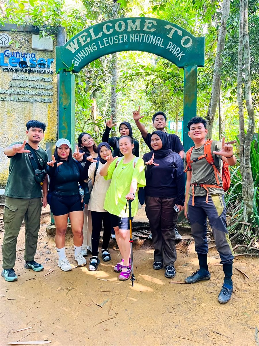 Peserta Suara Alam Tour berfoto di pintu kawasan konservasi