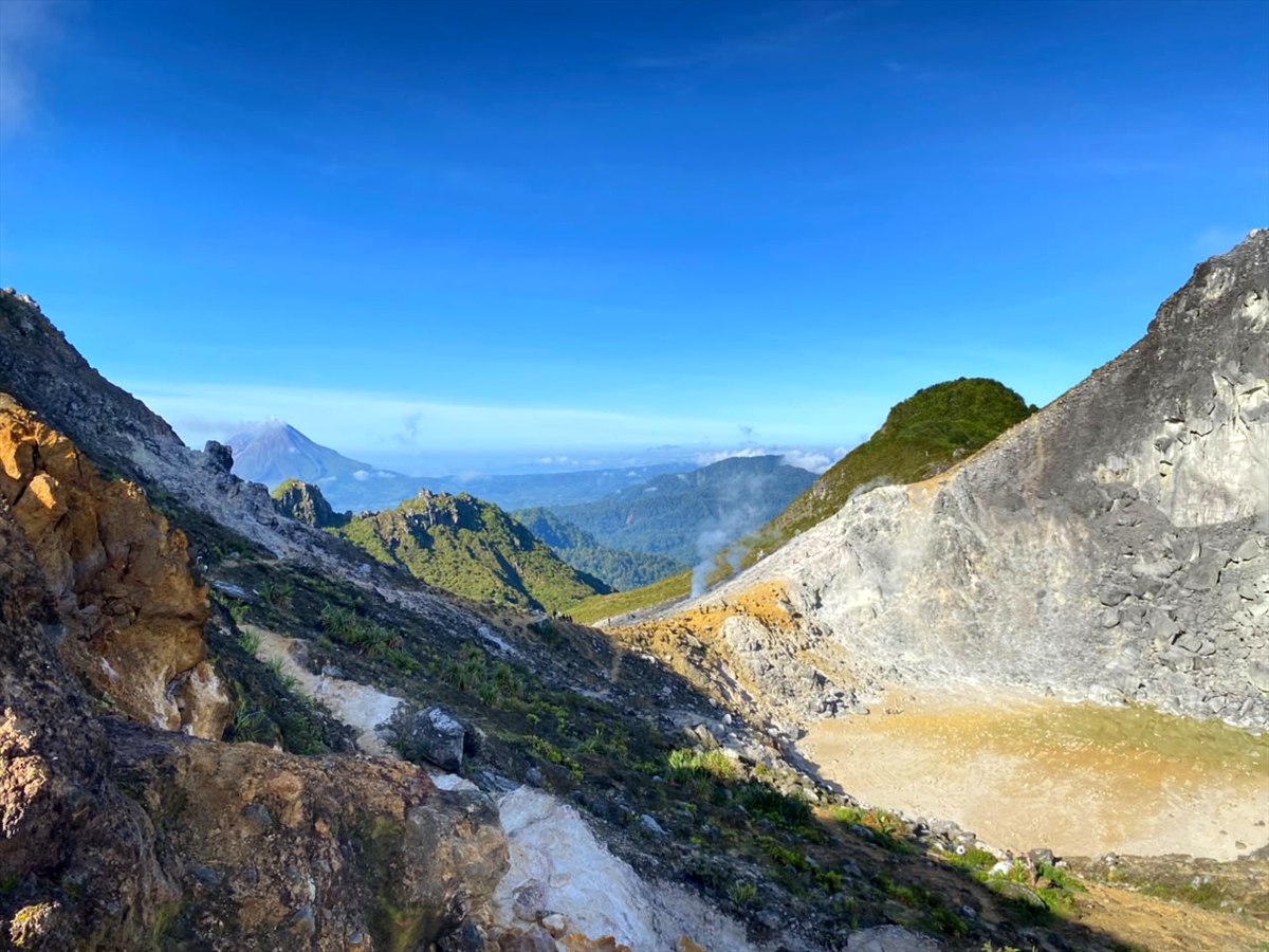 Pemandangan kawah dan pegunungan Gunung Sibayak